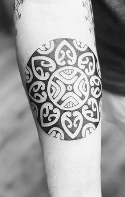  Tatouage maori, polynésien sur le mollet